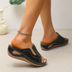 Mode-Voraus™ Premium-Keilabsatz-Mules mit Elastizitätskomfort