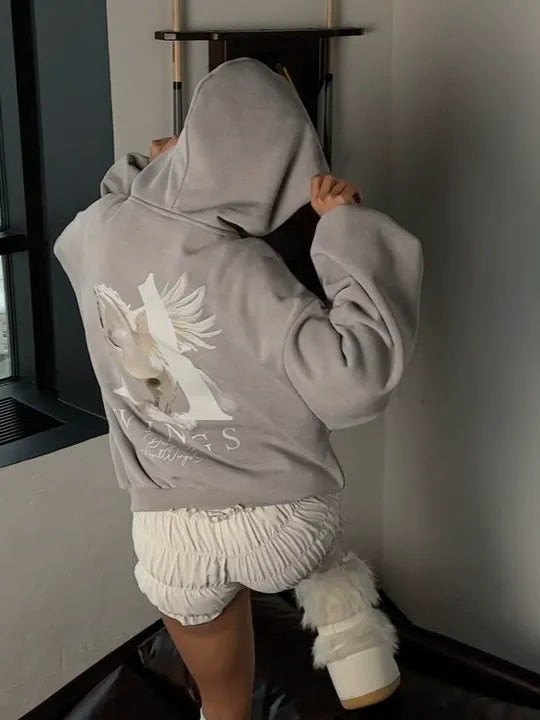 Kapuzenpulli mit Engelsflügel-Print | Urbaner Style mit romantischem Twist