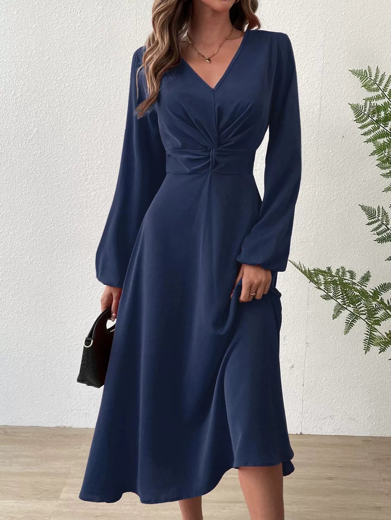 Chiffonkleid mit V-Ausschnitt &amp; Taillenknoten | Zeitlose Eleganz für jeden Anlass