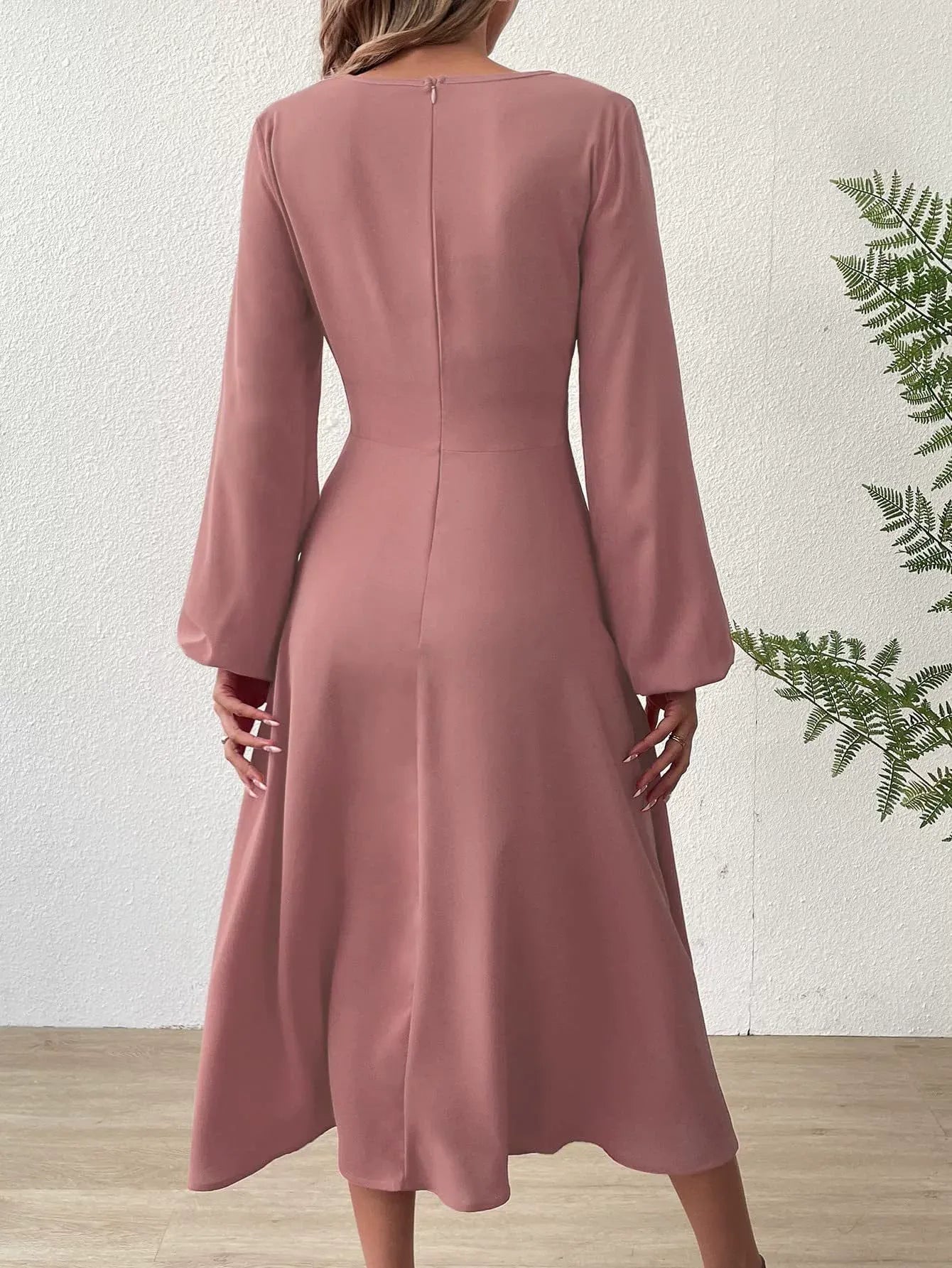 Chiffonkleid mit V-Ausschnitt &amp; Taillenknoten | Zeitlose Eleganz für jeden Anlass