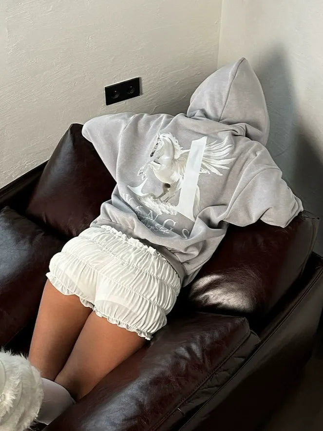 Kapuzenpulli mit Engelsflügel-Print | Urbaner Style mit romantischem Twist