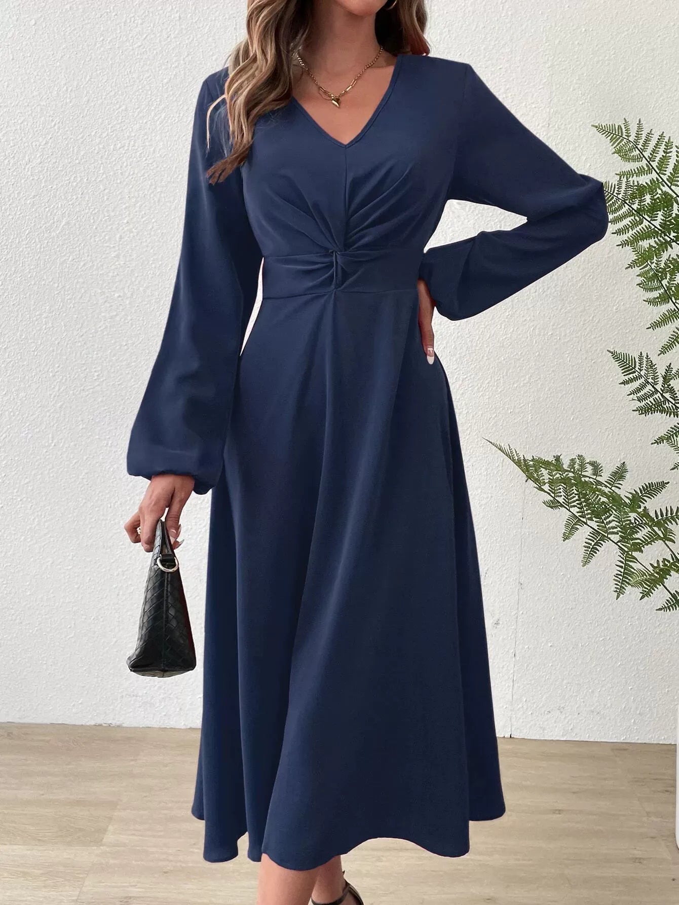 Chiffonkleid mit V-Ausschnitt &amp; Taillenknoten | Zeitlose Eleganz für jeden Anlass