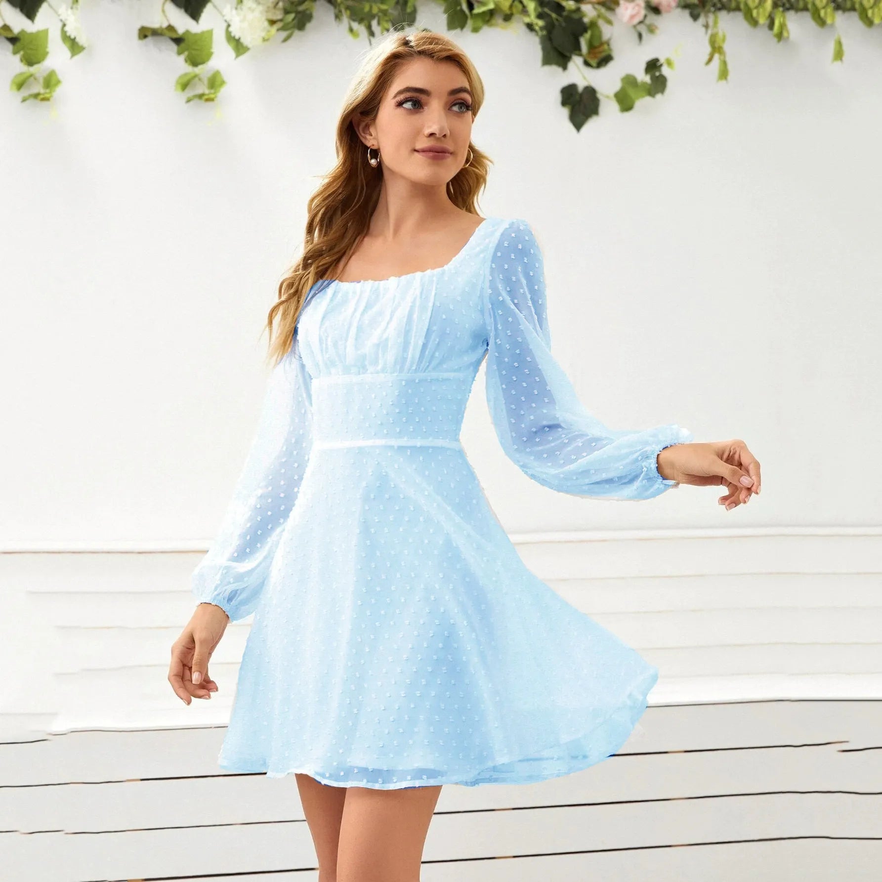 Punkt-Chiffonkleid mit Quadratausschnitt | Französischer Chic in Perfektion
