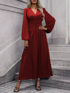 Französisches V-Ausschnitt-Kleid mit Taillenbetonung | Eleganz neu definiert, ein Kleid – viele Looks