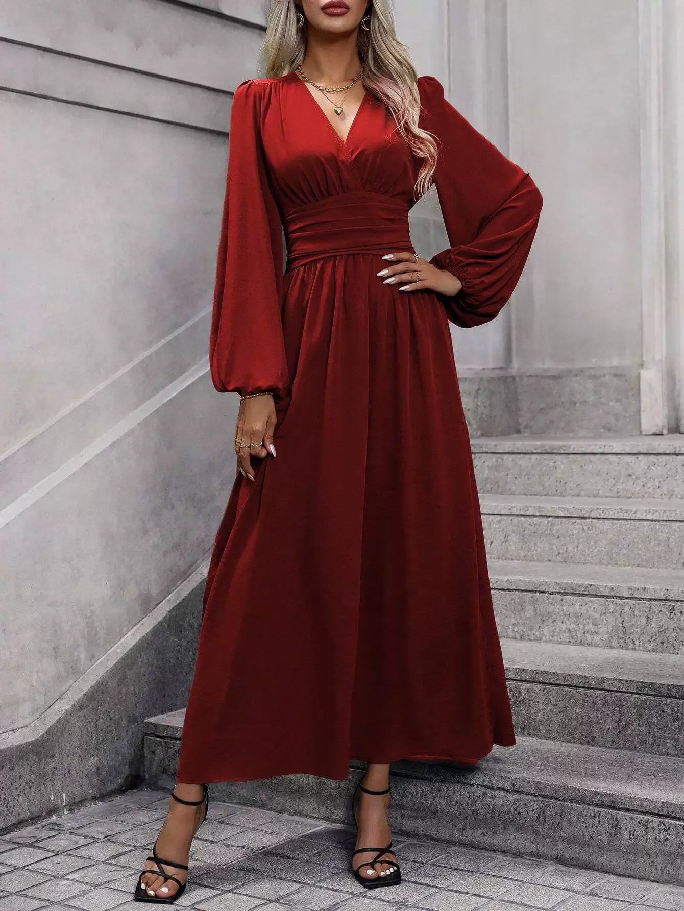 Französisches V-Ausschnitt-Kleid mit Taillenbetonung | Eleganz neu definiert, ein Kleid – viele Looks