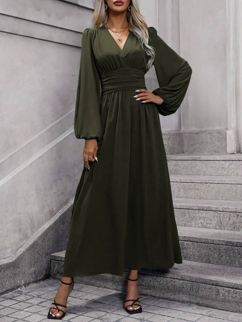 Französisches V-Ausschnitt-Kleid mit Taillenbetonung | Eleganz neu definiert, ein Kleid – viele Looks