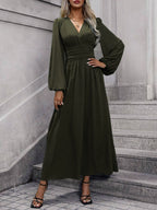 Französisches V-Ausschnitt-Kleid mit Taillenbetonung | Eleganz neu definiert, ein Kleid – viele Looks