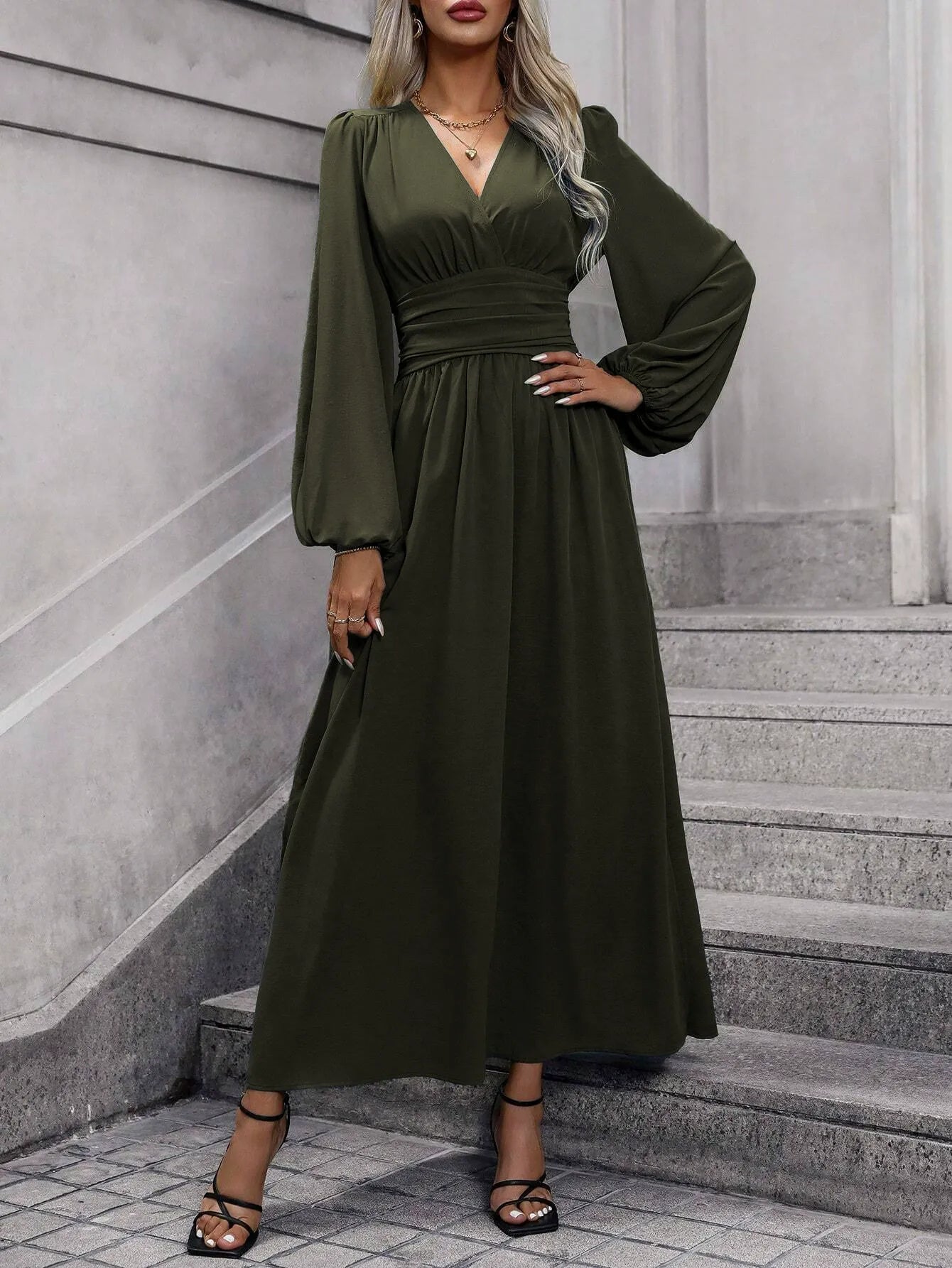 Französisches V-Ausschnitt-Kleid mit Taillenbetonung | Eleganz neu definiert, ein Kleid – viele Looks