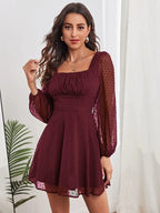 Punkt-Chiffonkleid mit Quadratausschnitt | Französischer Chic in Perfektion