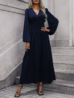Französisches V-Ausschnitt-Kleid mit Taillenbetonung | Eleganz neu definiert, ein Kleid – viele Looks