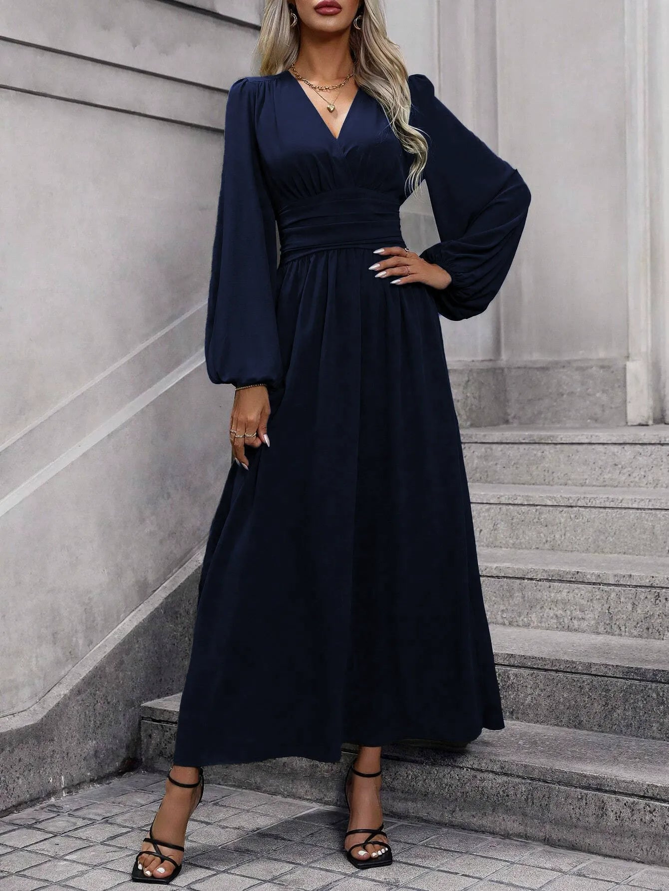 Französisches V-Ausschnitt-Kleid mit Taillenbetonung | Eleganz neu definiert, ein Kleid – viele Looks
