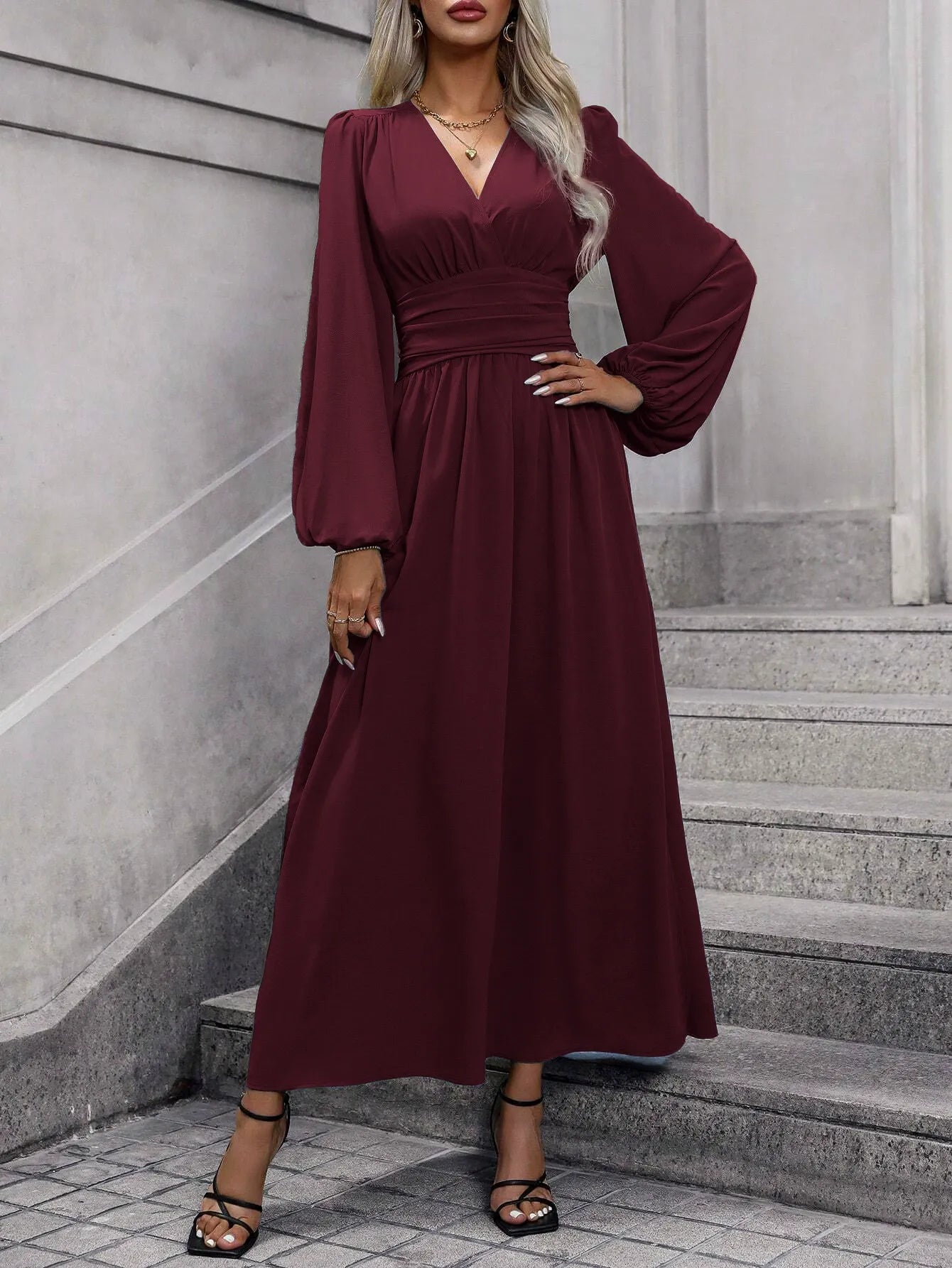 Französisches V-Ausschnitt-Kleid mit Taillenbetonung | Eleganz neu definiert, ein Kleid – viele Looks