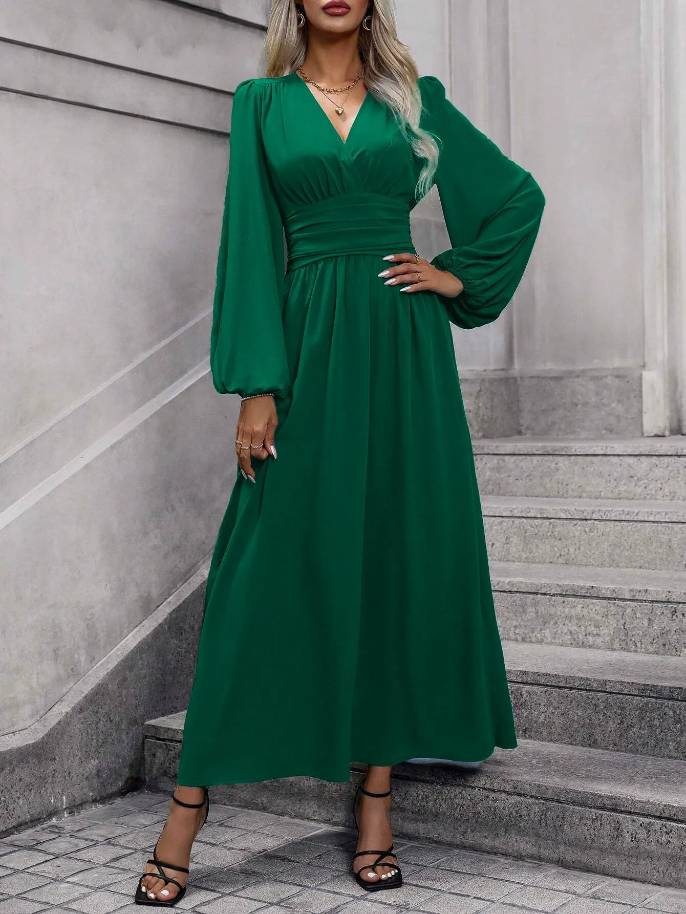 Französisches V-Ausschnitt-Kleid mit Taillenbetonung | Eleganz neu definiert, ein Kleid – viele Looks