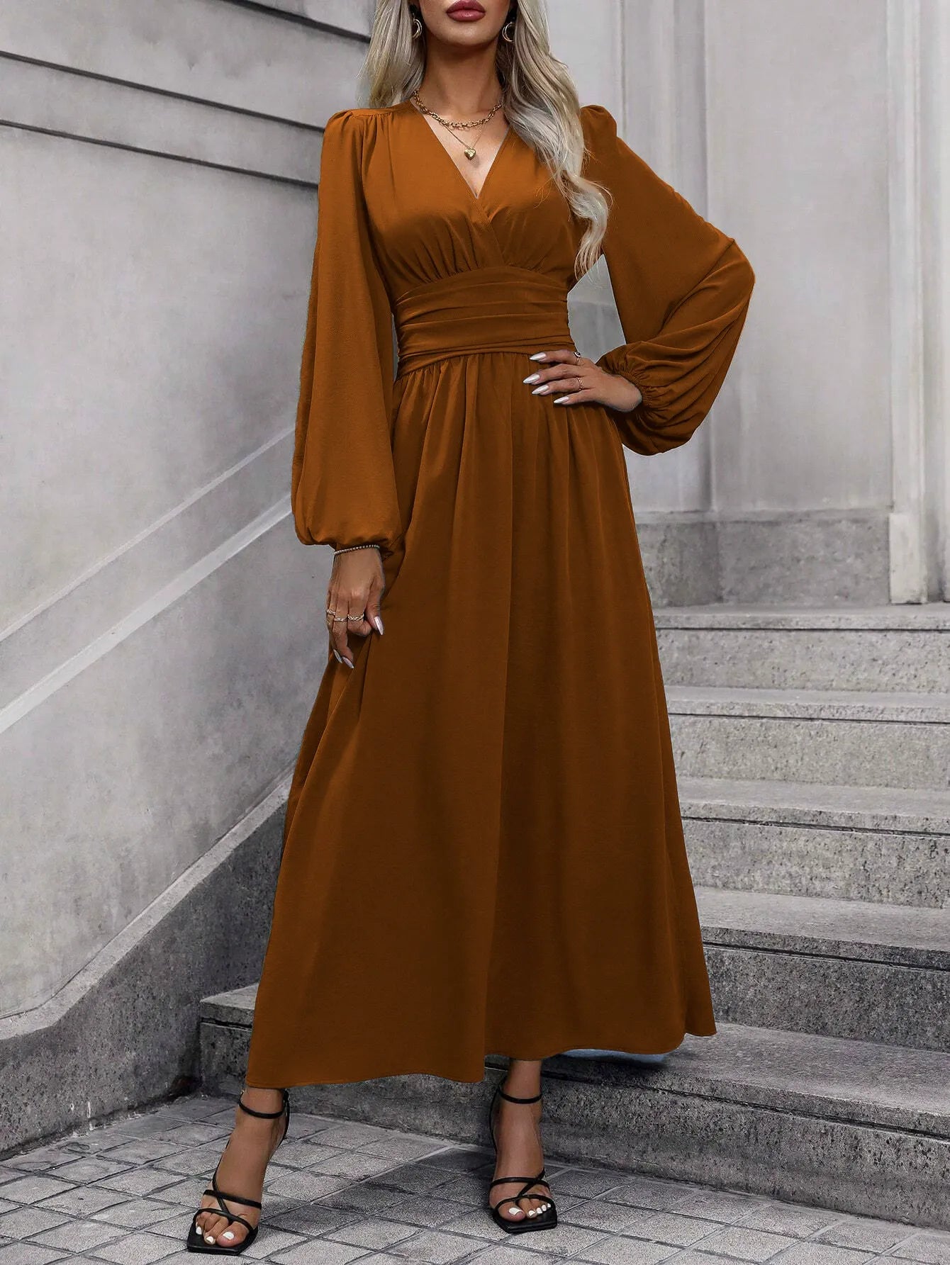 Französisches V-Ausschnitt-Kleid mit Taillenbetonung | Eleganz neu definiert, ein Kleid – viele Looks