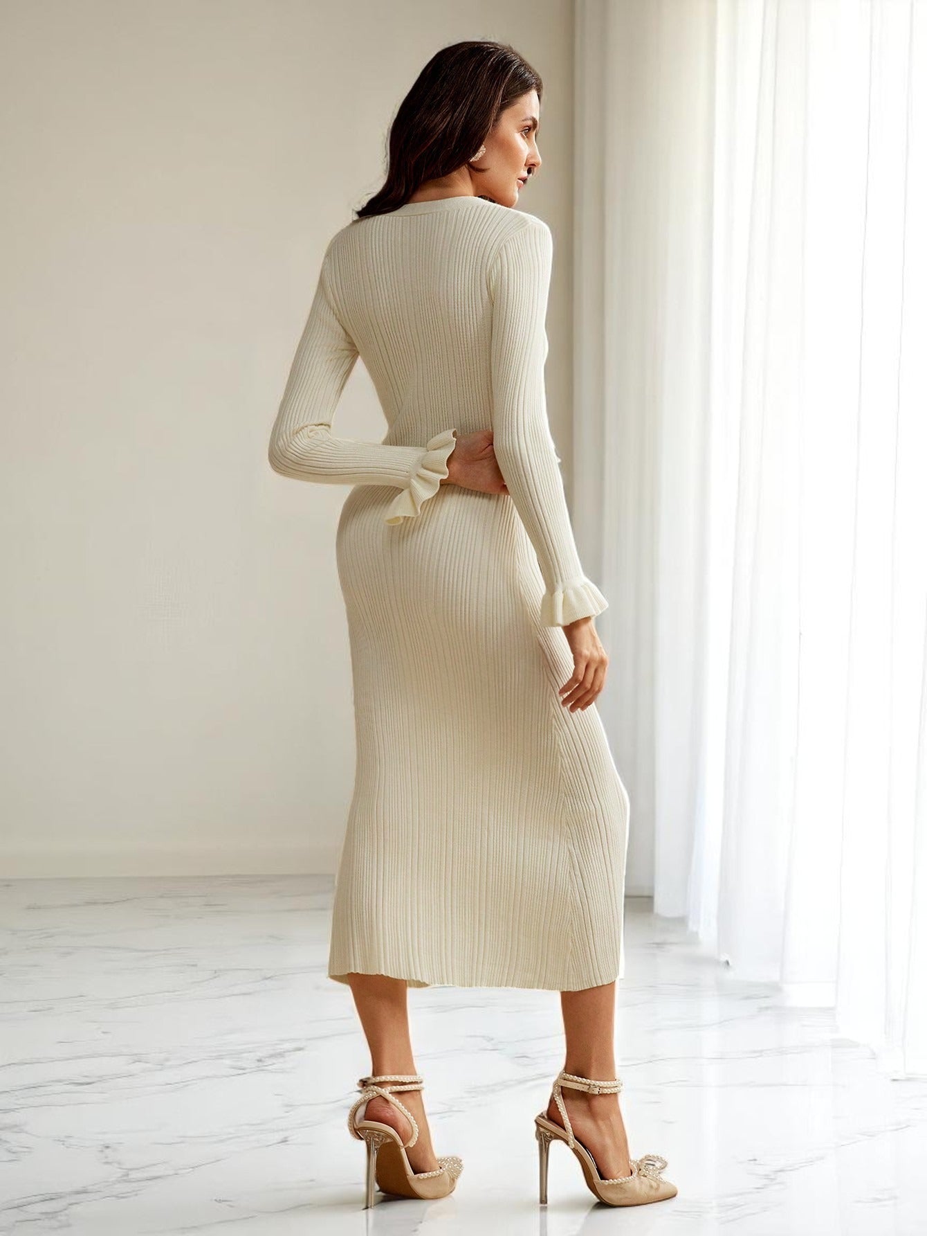 V-Ausschnitt Strickkleid mit knöpfiger Front