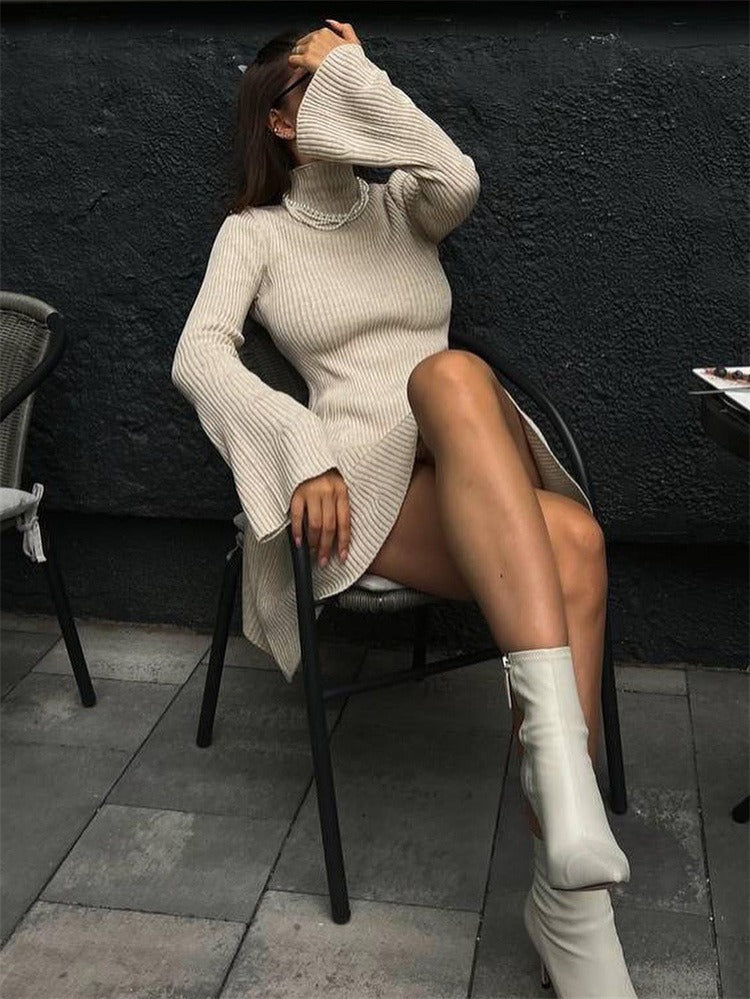 Hochkragen-Strickkleid mit Schmetterlingsärmeln | Die elegante Herbstformel