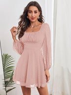 Punkt-Chiffonkleid mit Quadratausschnitt | Französischer Chic in Perfektion