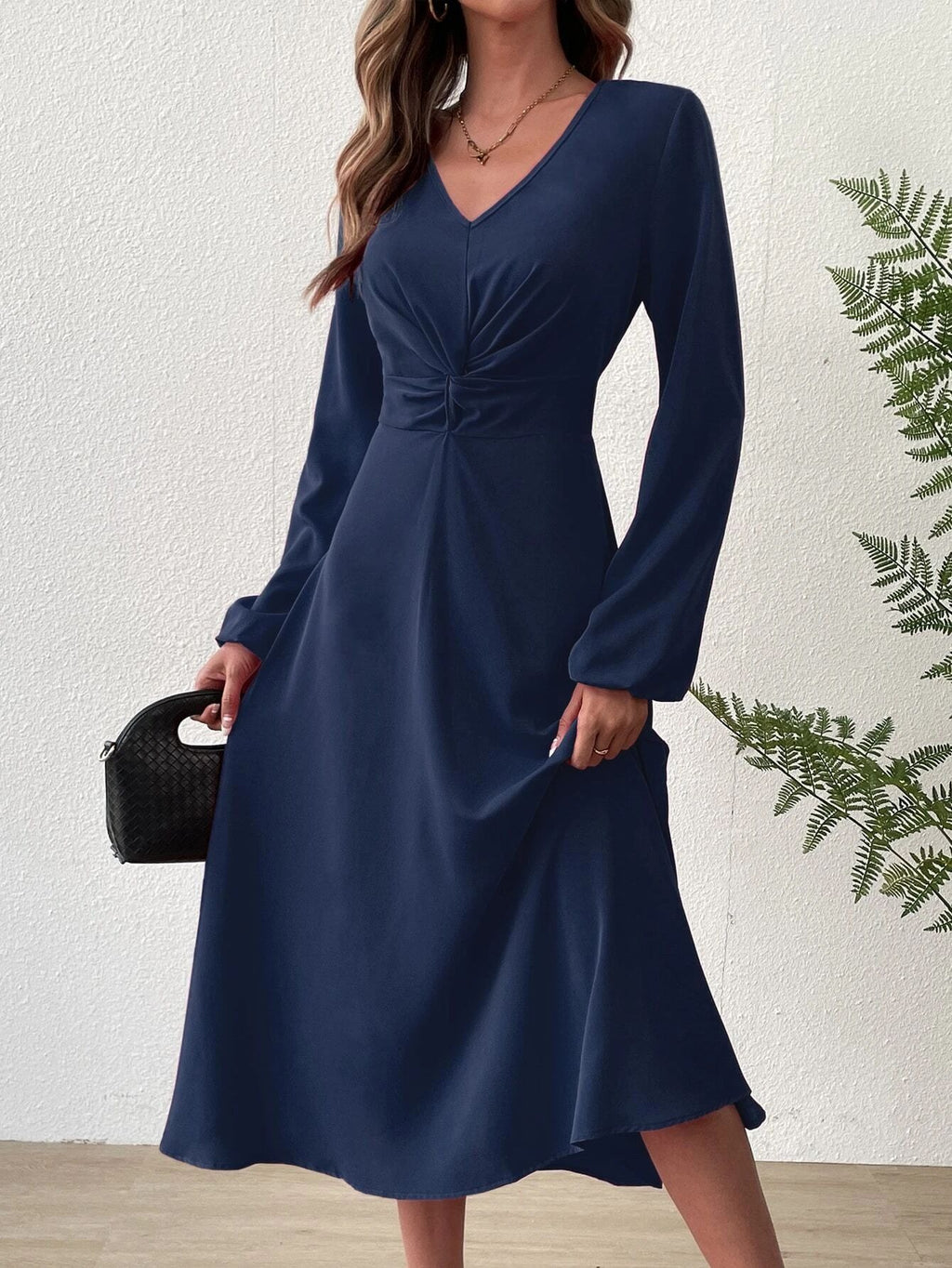 Chiffonkleid mit V-Ausschnitt &amp; Taillenknoten | Zeitlose Eleganz für jeden Anlass