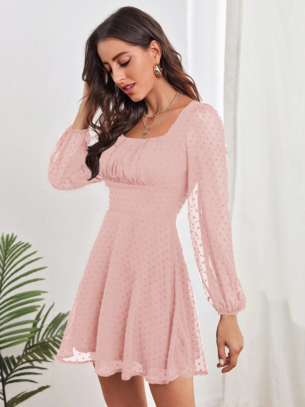 Punkt-Chiffonkleid mit Quadratausschnitt | Französischer Chic in Perfektion