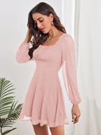 Punkt-Chiffonkleid mit Quadratausschnitt | Französischer Chic in Perfektion
