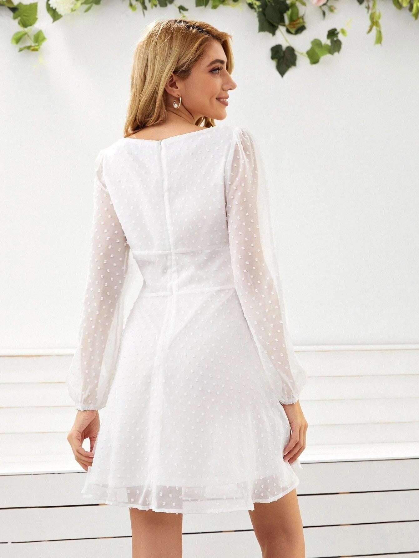 Punkt-Chiffonkleid mit Quadratausschnitt | Französischer Chic in Perfektion