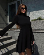 Hochkragen-Strickkleid mit Schmetterlingsärmeln | Die elegante Herbstformel