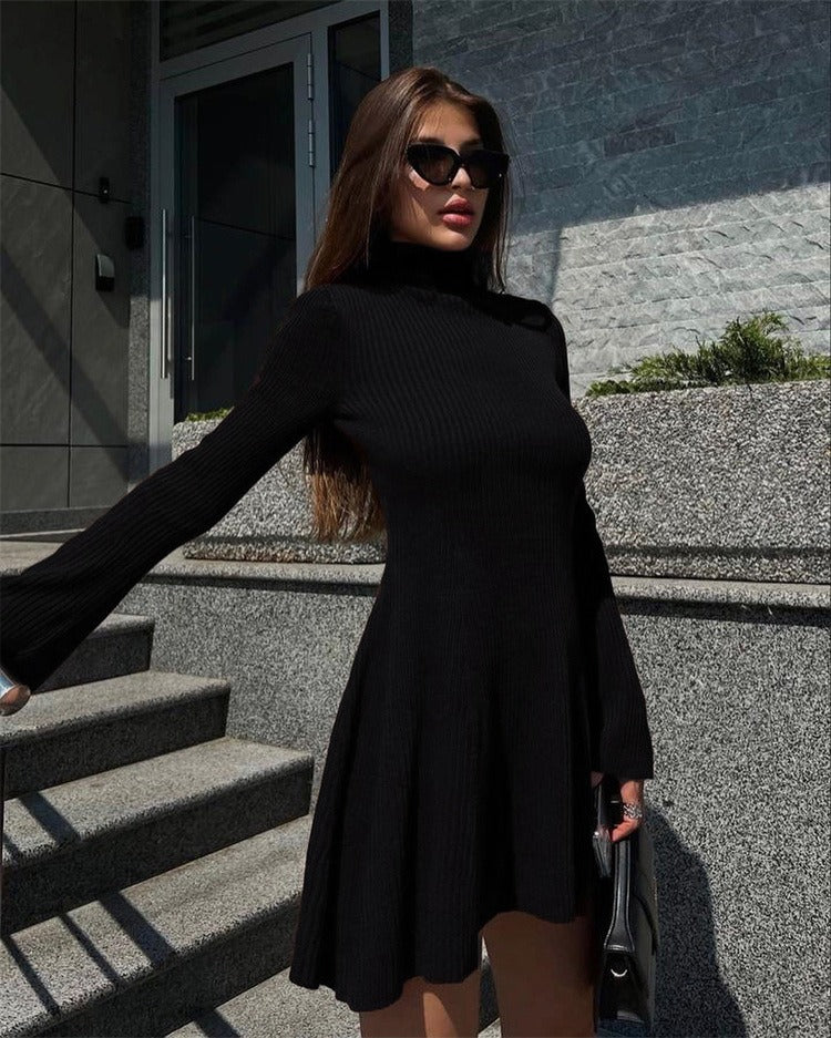 Hochkragen-Strickkleid mit Schmetterlingsärmeln | Die elegante Herbstformel