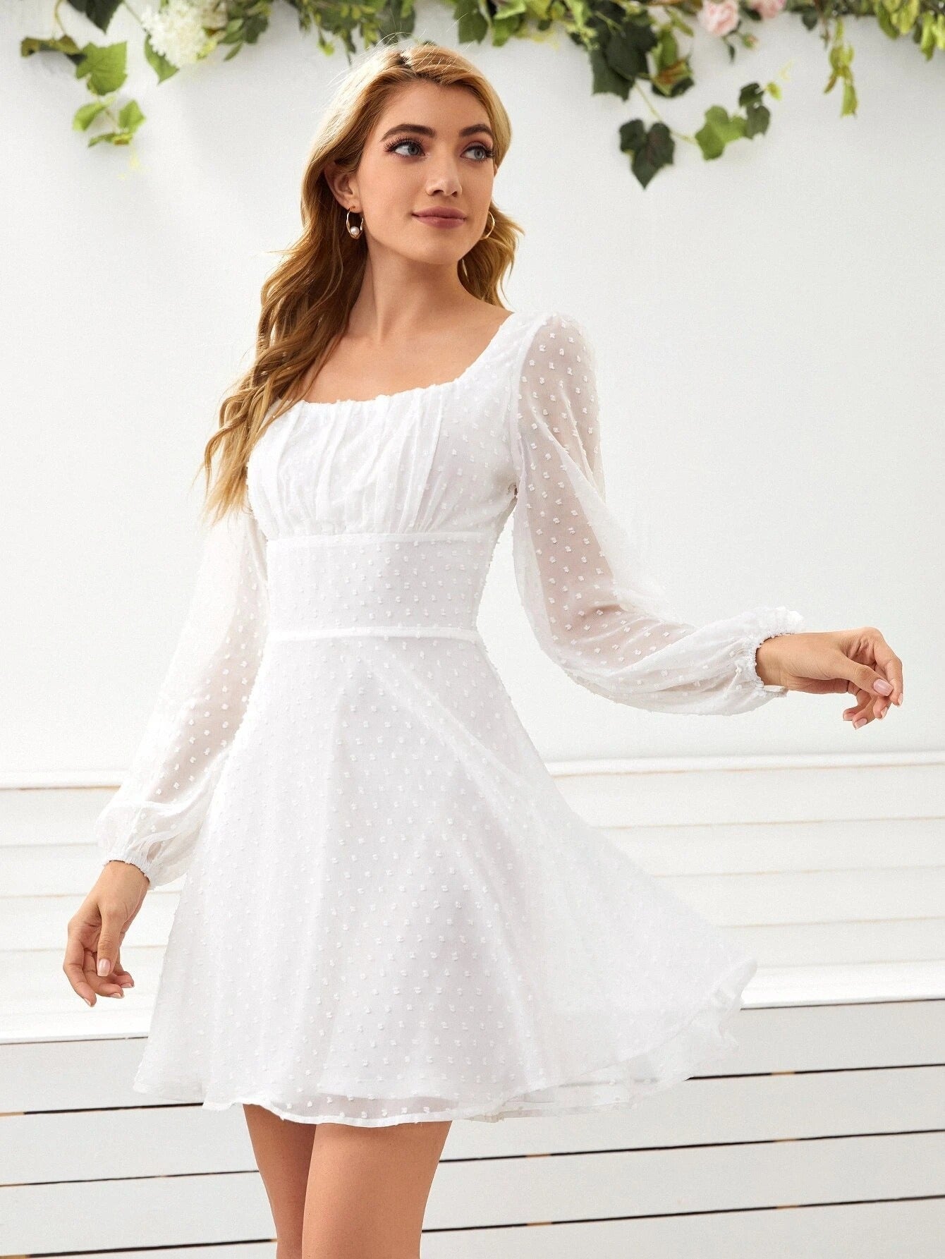 Punkt-Chiffonkleid mit Quadratausschnitt | Französischer Chic in Perfektion