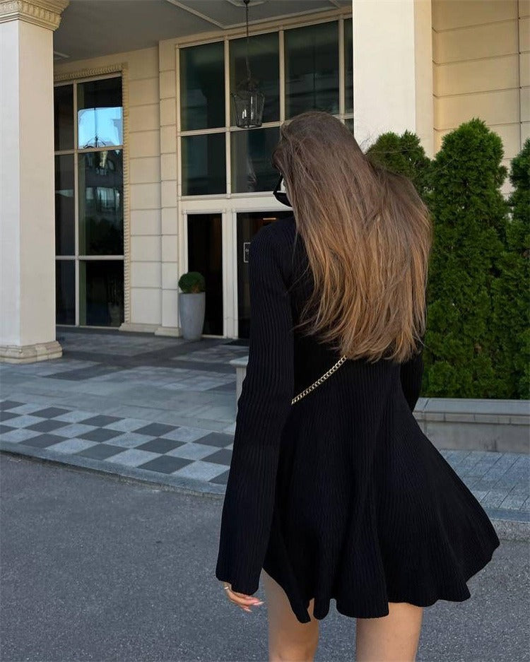 Hochkragen-Strickkleid mit Schmetterlingsärmeln | Die elegante Herbstformel