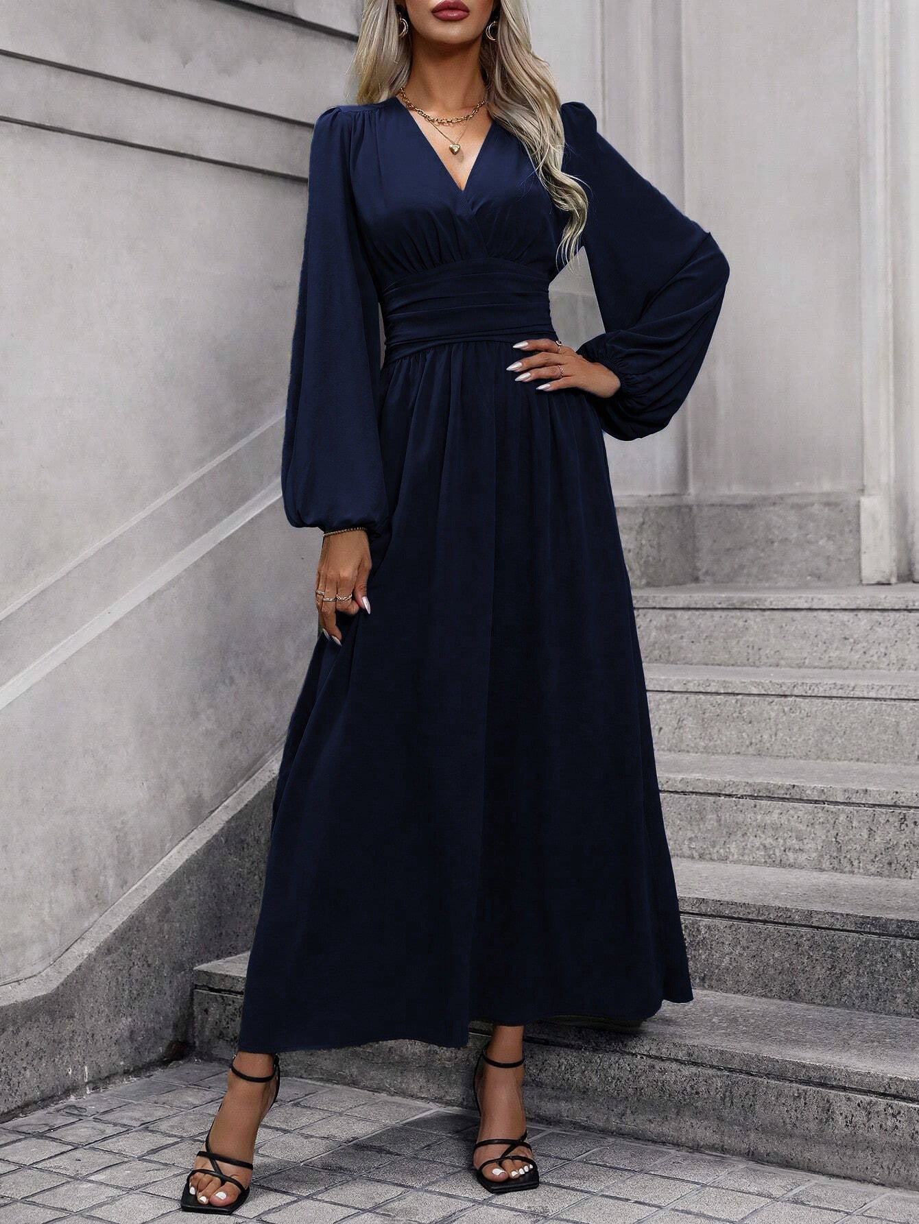 Französisches V-Ausschnitt-Kleid mit Taillenbetonung | Eleganz neu definiert, ein Kleid – viele Looks