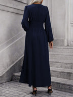 Französisches V-Ausschnitt-Kleid mit Taillenbetonung | Eleganz neu definiert, ein Kleid – viele Looks