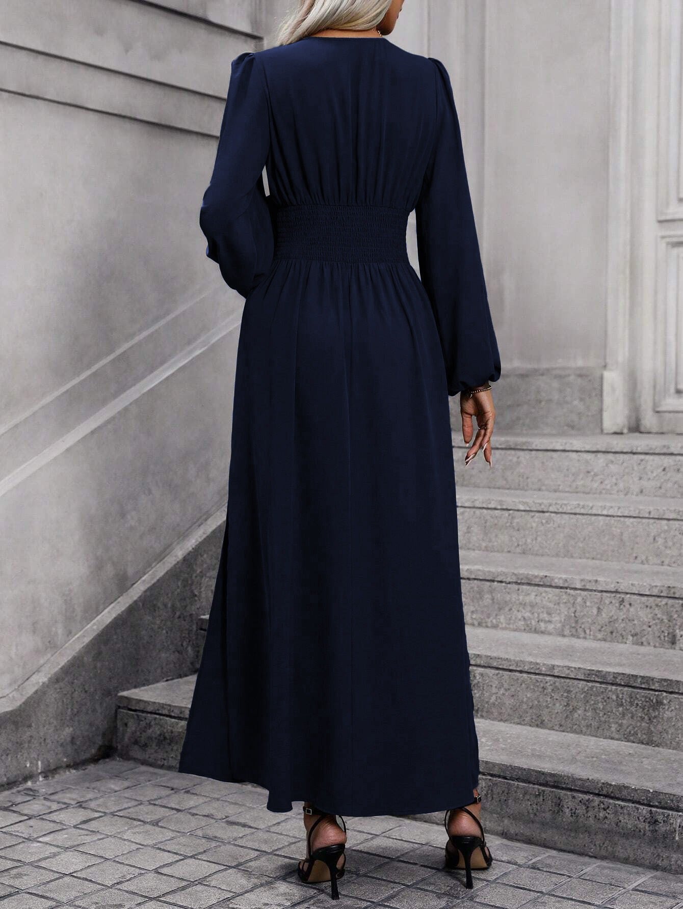 Französisches V-Ausschnitt-Kleid mit Taillenbetonung | Eleganz neu definiert, ein Kleid – viele Looks