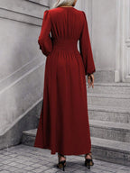 Französisches V-Ausschnitt-Kleid mit Taillenbetonung | Eleganz neu definiert, ein Kleid – viele Looks