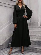 Französisches V-Ausschnitt-Kleid mit Taillenbetonung | Eleganz neu definiert, ein Kleid – viele Looks
