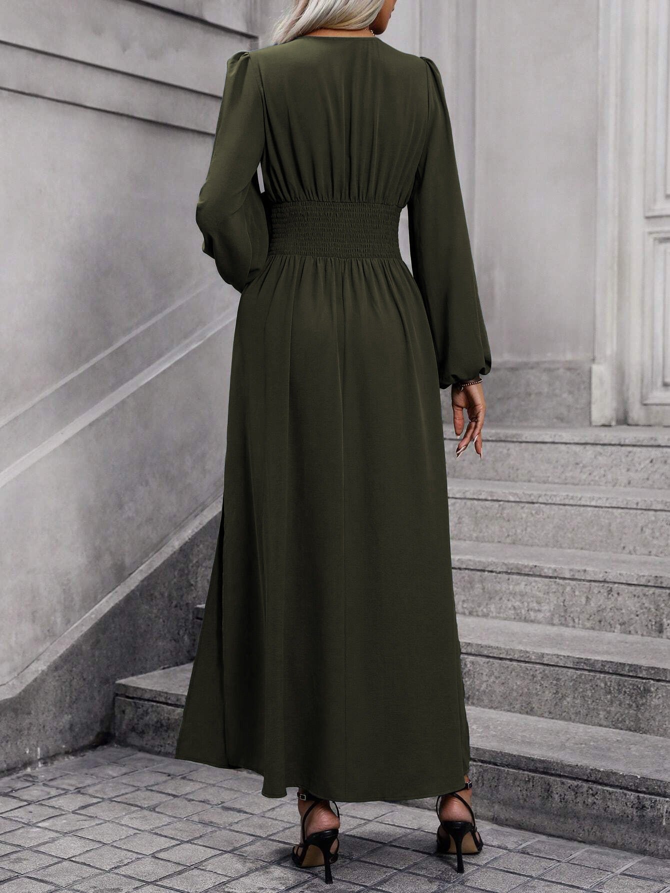 Französisches V-Ausschnitt-Kleid mit Taillenbetonung | Eleganz neu definiert, ein Kleid – viele Looks