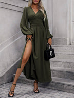 Französisches V-Ausschnitt-Kleid mit Taillenbetonung | Eleganz neu definiert, ein Kleid – viele Looks