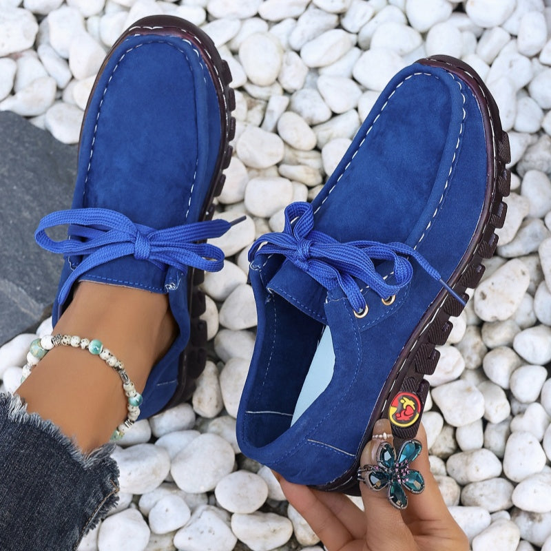 Flache Damenschuhe mit Schnürung und Ziernähten
