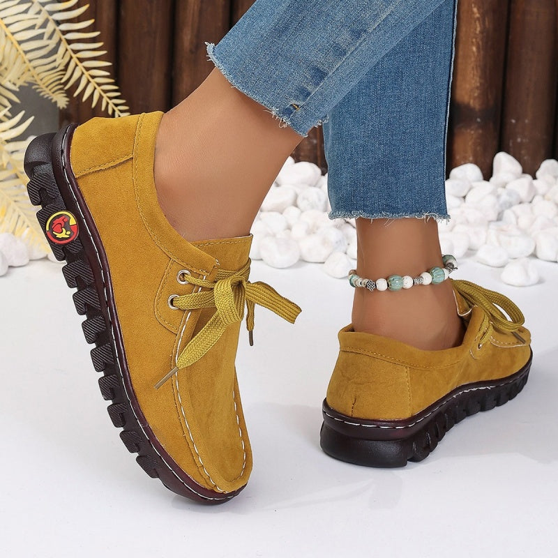 Flache Damenschuhe mit Schnürung und Ziernähten
