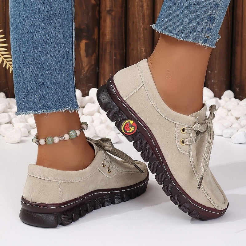 Flache Damenschuhe mit Schnürung und Ziernähten